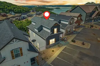 Image de Sunsets, Shows & Serenity | Lake Views | Hot Tub | Grill