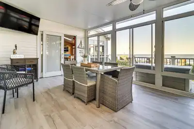 Image de Great Lake Erie Getaway w/ Hot Tub & Private Beach