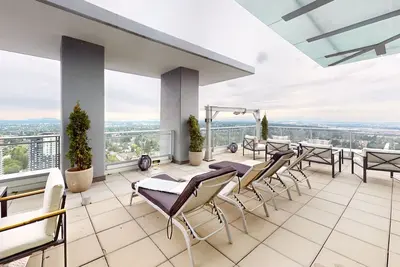 Image de Surrey City Central Penthouse with loft and huge outdoor entertainment area