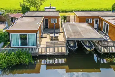 Image de Maison spacieuse sur l'eau avec sloop