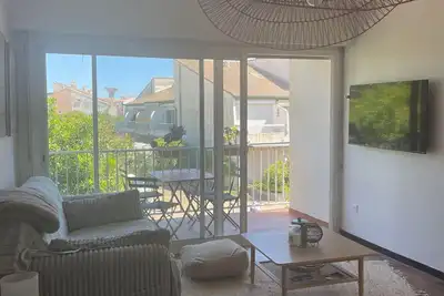 Image de Appartement calme avec balcon et parking à 5min de la plage et du centre-ville.