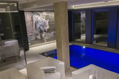 Image de La Loge aux Loups 5*, piscine int. à 31°, sauna, local vélos/skis, à 100m du lac.