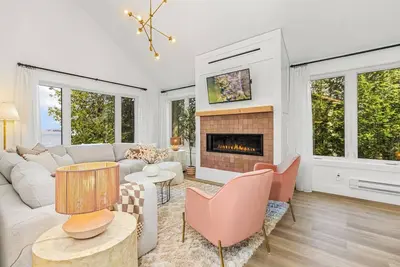 Image de Hgtv-featured pink cottage on Lake Eugenia: private waterfront, hot tub, chic design for up to ten. Perfect for girls' trips, bridal stays & photo shoots. Features cozy interiors, custom kitchen, with easy day trips to Blue Mountain & Sauble Beach.