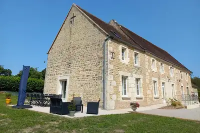 Image de Gîte familial de charme pour 13 pers. avec cheminée historique, terrasse, jardin et 3 salles d'eau.