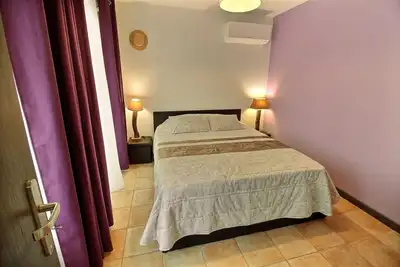 Image de Maison proche de L'Isle sur la Sorgue. Animaux de compagnie acceptés.