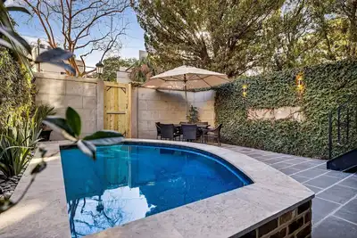 Image de Southern Living on Troup Square w/ Pool, Parking, Courtyard by Lucky Savannah