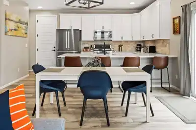 Image de Sunny & Quaint Hidden Gem w/ Office | Dog Friendly