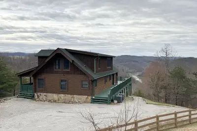 Image de Cozy home with stunning views, fire pit, and large fenced in yard