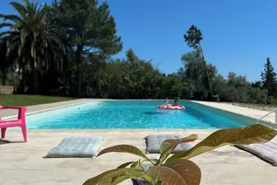Image de 3 pièces au dernier étage d’1 bastide grassoise dans domaine privé avec piscine