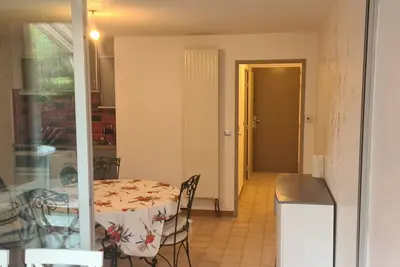 Image de 2 pièces en  rez-de-jardin  à 5mn à pied de la plage 10mn  de Saint Raphaël.