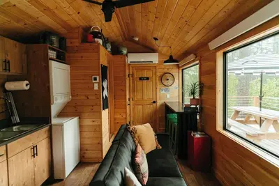 Image de The Bike Haus: A Montana Tiny Cabin Forest Retreat
