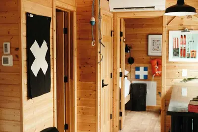 Image de The Boat Haus: A Montana Tiny Cabin Forest Retreat