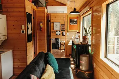 Image de The Tree Haus: A Montana Tiny Cabin Forest Retreat