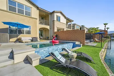 Luxe Lakefront Villa: Saltwater Pool, Spa & Games