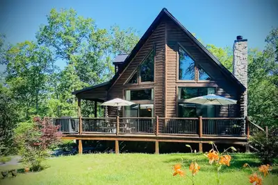 Image de Modern cabin with fire pit, private hot tub, mountain views + dog friendly