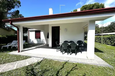Image de Villa avec terrasse et jardin