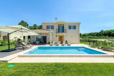 Image de Villa avec piscine et barbecue