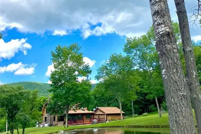 Image de Charming chalet with 5 bedrooms and WiFi, fitness room in peaceful Roxbury