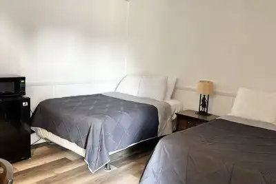 Image de Room 27 - Double Queen - Sleeps 4 - Harper Motel