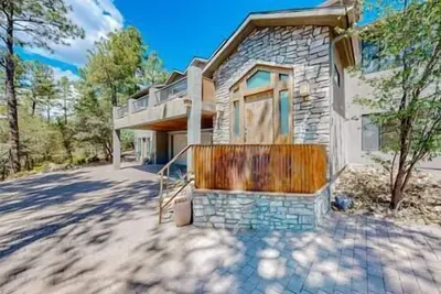 Image de Elegant Cabin Among the Pines-Views, Near Downtown, Hiking