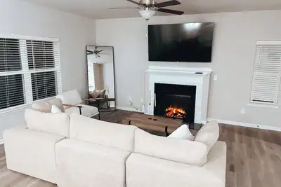 Image de [Discounted Monthly Rentals] 3br, 2. 5 Bth Retreat w/ Fireplace