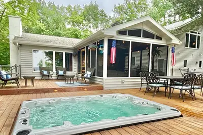 Image de 5 Br Cozy Winter Escape Lake House with Hot Tub!