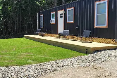 Image de New 2 Bedroom Container cabin with direct trail access! Ride Errol (cabin 1)