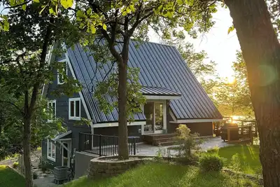 Image de A Hygge Hüs, a charming A-Frame nestled on the shores of Lake Bolfing