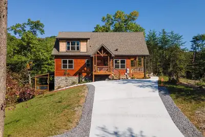 Image de New cabin 4bd, 3. 5 bath, Hot tub + Gameroom + Fire Pit