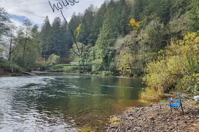 Image de Tranquil Riverfront Retreat Near Tillamook's Best\n