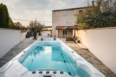 Image de Villa 2 chambres avec piscine, jacuzzi pouvant accueillir jusqu'Ă 4 personnes