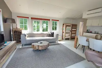 Image de Waterfront tranquility and comfort. Free parking.