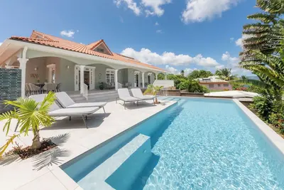 Image de Villa familiale vue mer à la Pointe du Bout. Commerces et plages à deux pas!