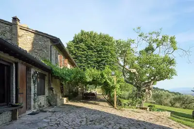 Image de La Sentinella. Chalet sur les collines d'Assise avec piscine et parc en nature