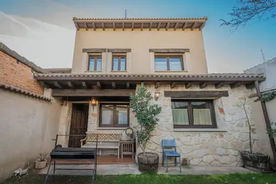 Maison de campagne \"El Mirador De La Pinilla\" avec vue sur les montagnes, jardin privé et Wi-Fi