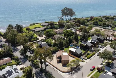 Image de Iconic Beach House: Stay at the Love Cottage, Crafted for the Beach Boys 1976