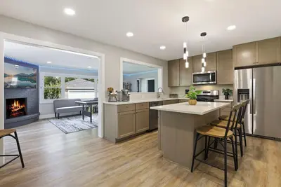 Image de Mid-Term 4-bedroom house in fabulous Flossmoor with a Pool Table