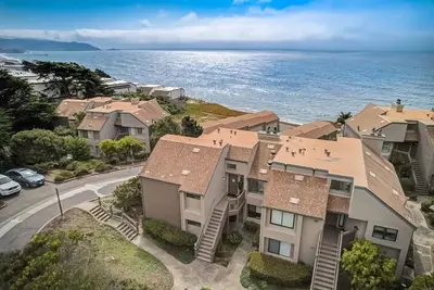 Image de Lovely 2-bedroom condo in beautiful Pacifica, WiFi, Garage and Ocean View