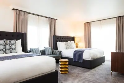 Image de Central Austin Stay: Historic Hotel w/ Outdoor Pool - Close to Ut Austin Stadium