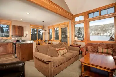 Image de Gorgeous Ski Escape with Fireplace and Balcony