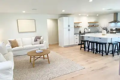 Image de Bright & Spacious Luxury Home in a Prime Location with Large Fenced Yard