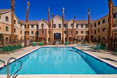 Image de Free Breakfast. Outdoor Pool & Hot Tub. Relaxing Retreat!