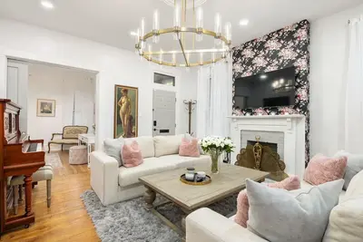 Image de Luxury Rose Manor - Perfect for Bachelorettes!