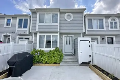 Image de Well-Maintained Townhome in Quiet North End Avalon