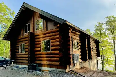 Image de The Log Haus on Round Lake — 6 Bedrooms, 11 Queen Beds