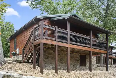 Image de Cozy Lake Front/View 2br2ba Private Cabin23, Resort Pool/Hot Tub/Firepit & more!