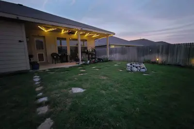 Image de Pet and family friendly nirvana, privately fenced yard near downtown Fort Worth