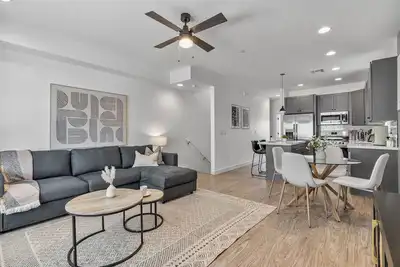 Image de New! Modern, Bright 3br house + Rooftop Patio, Close to Airport and Downtown