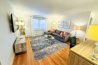 Image de Welcome to this sun-filled two-bedroom condo with in-unit laundry by Stars of Boston