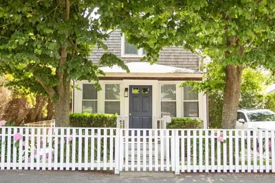 Image de Cozy 4 bedroom cottage in town, with parking